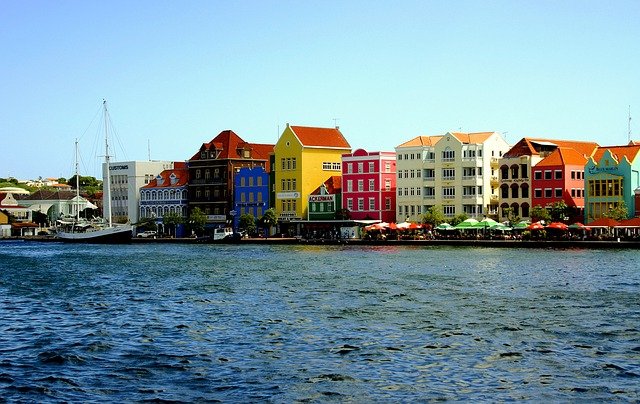 barevné domy na pobřeží