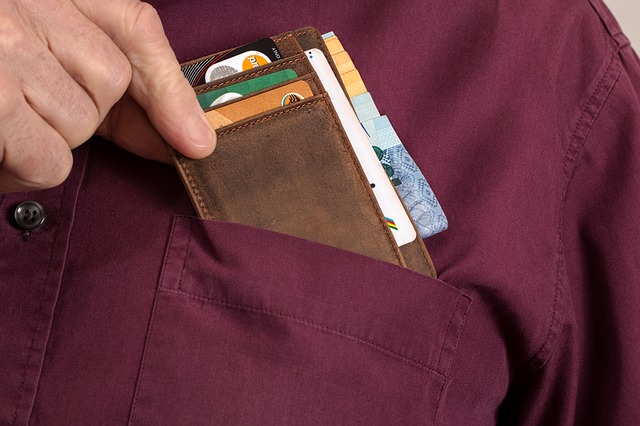 peněženka v kapse vínové košile