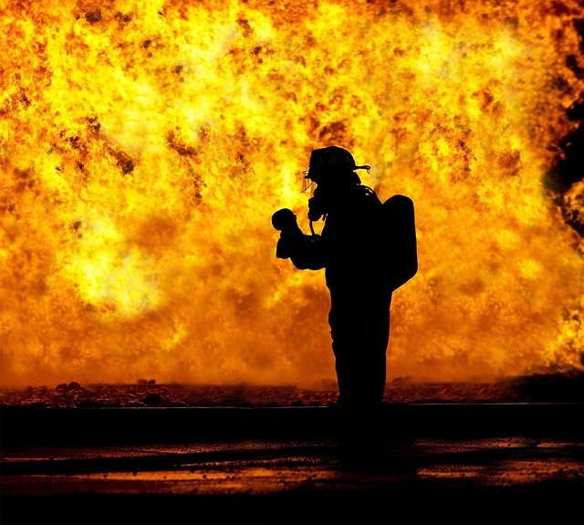 požárník před otevřeným plamenem