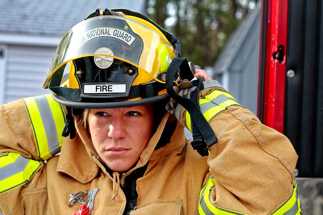 žena-hasička s požární helmou