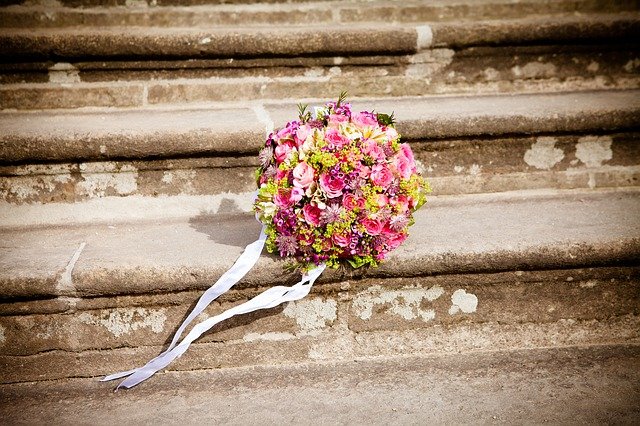 svatební kytice na schodech