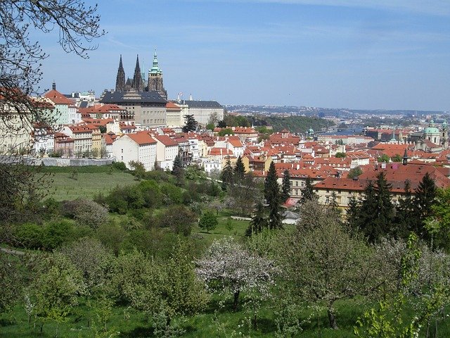 pohled z Petřína na Pražský hrad.jpg