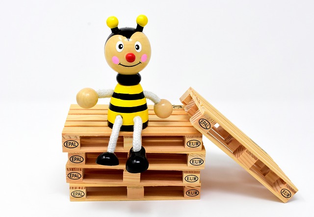 Dřevěná včela