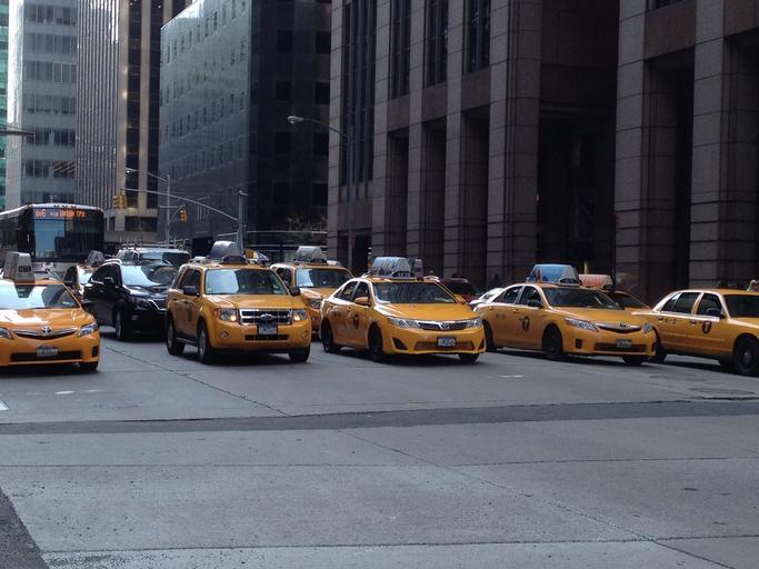taxíky v ulicích
