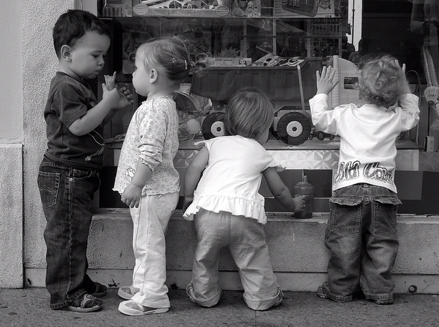 opravdu malý dětský „gang“ před výlohou obchodu